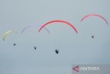 Peserta mengudara di atas Waduk Jatigede saat mengikuti kejuaran paralayang internasional pada West Java Paragliding Championship di Batu Dua, Cisitu, Kabupaten Sumedang, Jawa Barat, Sabtu (27/9/2025). West Java Paragliding Championship yang diikuti 120 peserta dari 18 negara di Benua Eropa, Amerika dan Asia tersebut digelar sebagai ajang untuk mendongkrak pariwisata di Kabupaten Sumedang serta pencarian bakat potensial dalam negeri untuk bersaing di kompetisi Internasional. ANTARA FOTO/Raisan Al Farisi/agr