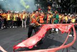 Warga keturunan Tionghoa membawa bendera dewa saat Kirab Budaya Internasional Toa Pek Kong ke-14 di Balai Kota Malang, Jawa Timur, Sabtu (27/9/2025). Kegiatan yang juga merupakan rangkaian peringatan 200 tahun Klenteng En Ang Kiong tersebut menampilkan beragam budaya dari ribuan peserta perwakilan klenteng dari dalam negeri maupun mancanegara antara lain Hong Kong, Malaysia, Singapura, dan Myanmar. ANTARA Jatim/Ari Bowo Sucipto/mas.