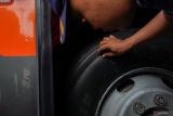 Petugas Dinas Perhubungan memeriksa kelayakan kendaraan saat pemeriksaan kelaikan bus pariwisata di Terminal Minak Koncar, Lumajang, Jawa Timur, Sabtu (27/9/2025). Pemeriksaan kelaikan angkutan umum meliputi kelengkapan surat-surat dan komponen kendaraan serta pengecekan kesehatan sopir bus tersebut untuk mencegah risiko kecelakaan transportasi darat khususnya trayek yang melintasi kawasan wisata Bromo. ANTARA Jatim/Irfan Sumanjaya/mas.