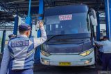 Petugas Dinas Perhubungan memberhen kendaraan saat pemeriksaan kelaikan bus pariwisata di Terminal Minak Koncar, Lumajang, Jawa Timur, Sabtu (27/9/2025). Pemeriksaan kelaikan angkutan umum meliputi kelengkapan surat-surat dan komponen kendaraan serta pengecekan kesehatan sopir bus tersebut untuk mencegah risiko kecelakaan transportasi darat khususnya trayek yang melintasi kawasan wisata Bromo. ANTARA Jatim/Irfan Sumanjaya/mas.