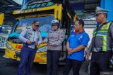 Polisi bersama petugas Dinas Perhubungan memeriksa kelengkapan surat kendaraan saat pemeriksaan kelaikan bus pariwisata di Terminal Minak Koncar, Lumajang, Jawa Timur, Sabtu (27/9/2025). Pemeriksaan kelaikan angkutan umum meliputi kelengkapan surat-surat dan komponen kendaraan serta pengecekan kesehatan sopir bus tersebut untuk mencegah risiko kecelakaan transportasi darat khususnya trayek yang melintasi kawasan wisata Bromo. ANTARA Jatim/Irfan Sumanjaya/mas.