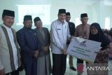 Tegaskan transparansi, Pemkot Bukittinggi dan Baznas salurkan Rp 60 juta zakat