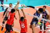 Pebola voli Surabaya Samator Ega Yuri Pradana (kedua kanan) melakukan spike dengan diadang pebola voli Ganevo Yogya Rizky Farel Nur Saputro (tengah) pada pertandingan babak reguler putaran kedua Livoli Divisi Utama di GOR Bojonegoro, Jawa Timur, Minggu (28/9/2025). Surabaya Samator berhasil menjadi juara ketiga setelah menang atas Ganevo Yogya dengan skor 3-0 (25-21, 25-21, 25-23). Antara Jatim/Muhammad Mada/um