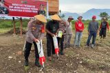 Polda Sulteng salurkan bansos alat pertanian kepada eks simpatisan di Sigi