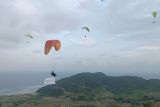 Sebanyak 80 atlet paralayang dunia terbang dari Sky Lancing Lombok Tengah