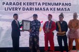 Direktur Operasional Museum Rekor Indonesia (MURI) Yusuf Ngadri (kiri) menyerahkan piagam penghargaan MURI kepada Executive Vice President (EVP) KAI Daop 8 Surabaya Wisnu Pramudyo (kedua kiri) saat parade kereta penumpang dengan 11 Livery di Stasiun Tulangan, Sidoarjo, Jawa Timur, Minggu (28/9/2025). Museum Rekor-Dunia Indonesia (MURI) mencatat dua penghargaan berupa parade kereta penumpang dengan 11 Livery terbanyak dari masa ke masa dan fashion show pakaian adat nusantara pertama di atas kereta yang sedang melaju. Antara Jatim/Umarul Faruq