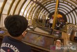 Pengunjung melihat permainan interaktif di wahana wisata tematik Skyward Project di Mal Paskal 23, Bandung, Jawa Barat, Minggu (28/9/2025). Wahana wisata permainan interaktif dan edukasi tersebut mengusung konsep sejarah dan modern dengan menyajikan tempat ikon stasiun lama, wahana seluncuran, flying fox serta Zeppelin playground dengan tema steampunk yang hingga Minggu (28/9) telah dikunjungi oleh lebih dari 1500 wisatawan sejak diresmikan pada Kamis (26/9) lalu. ANTARA FOTO/Novrian Arbi/agr