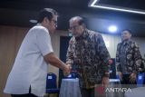 Wakil Menteri Komunikasi dan Digital Nezar Patria (kiri) bersalaman dengan Ketua Komisi Informasi Pusat Donny Yoesgiantoro (tengah) saat pembukaan Rapat Koordinasi Nasional (Rakornas) ke-16 Komisi Informasi se-Indonesia di Kota Tangerang, Banten, Senin (29/9/2025). Rakornas bertema Penguatan Keterbukaan Informasi Publik dalam Memperkokoh Ketahanan Nasional tersebut untuk memperkuat sinergi Komisi Informasi se-Indonesia dalam mewujudkan pemerintahan yang transparan, akuntabel, serta meningkatkan kualitas pelayanan informasi publik di setiap daerah. ANTARA FOTO/Putra M. Akbar/gp