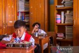 Siswa mengonsumsi susu dari makan bergizi gratis (MBG) di SDN 029 Cilengkrang, Bandung, Jawa Barat, Senin (29/9/2025). Pemerintah menyatakan akan melibatkan puskesmas dan usaha kesehatan sekolah (UKS) untuk memantau secara berkala Satuan Pelayanan Pemenuhan Gizi (SPPG) atau dapur MBG guna memastikan pemenuhan gizi dan antisipasi kasus keracunan. ANTARA FOTO/Novrian Arbi/agr