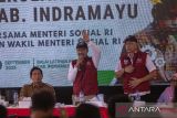 Menteri Sosial Saifullah Yusuf (tengah) menyampaikan sambutan didampingi Wakil Menteri Sosial Agus Jabo (kanan) dan Bupati Indramayu Lucky Hakim (Kiri) saat Masa Pengenalan Lingkungan Sekolah (MPLS) di Sekolah Rakyat Terpadu 40 di Indramayu, Jawa Barat, Senin (29/9/2025). Sebanyak 100 siswa Sekolah Rakyat di Indramayu jenjang SD dan SMP mulai menempati asrama sebelum mengikuti Masa Pengenalan Lingkungan Sekolah (MPLS) pada 30 September 2025. ANTARA FOTO/Dedhez Anggara/agr