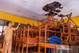 Seorang guru memperlihatkan kerusakan ruang kelas di SDN 029 Cilengkrang, Bandung, Jawa Barat, Senin (29/9/2025). Sebanyak tiga ruangan kelas mengalami kerusakan pada bagian plafon dengan satu kelas yang terancam ambruk sehingga mengganggu kegiatan belajar mengajar serta pembagian jadwal kelas di sekolah yang menampung 600 siswa tersebut. ANTARA FOTO/Novrian Arbi/agr