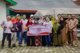 Dukung ekonomi masyarakat, PT Indotruba serahkan bantuan CSR di Kecamatan Pangkalan Banteng
