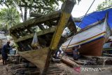 Pekerja menyelesaikan perbaikan perahu nelayan di Desa Karang Serang, Kabupaten Tangerang, Banten, Selasa (30/9/2025). Menurut pekerja jasa perbaikan perahu berupa pengecatan, penambalan hingga penggantian kayu  tersebut berkisar Rp15 juta - Rp30 juta per unitnya tergantung jenis kerusakan dan ukuran perahu. ANTARA FOTO/Putra M. Akbar/gp