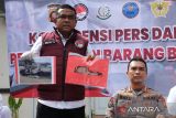 Direktur Resnarkoba Polda Kalbar Kombes Pol Deddy Supriadi (kiri) bersama Kabid Humas Polda Kalbar Kombes Pol Bayu Suseno (kanan) memperlihatkan barang bukti foto mobil yang dibakar tersangka tindak pidana narkotika dalam rilis di Pontianak, Kalimantan Barat, Senin (29/9/2025). Direktorat Reserse Narkoba Polda Kalbar merilis data pengungkapan 11 kasus narkotika sepanjang September 2025 dengan 15 tersangka, termasuk dua residivis dan dua warga negara Malaysia, serta barang bukti 8,49 kilogram sabu dan 10 butir ekstasi. ANTARA FOTO/Jessica Wuysang