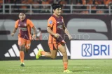 Pesepak bola Borneo FC Samarinda Kei Hirose (kanan) berselebrasi usai mencetak gol ke gawang Persija Jakarta dalam lanjutan BRI Super League di Stadion Segiri, Samarinda, Kalimantan Timur, Minggu (28/9/2025). Borneo FC Samarinda kalahkan Persija Jakarta dengan skor akhir 3-1. Antara Kaltim/M Risyal Hidayat