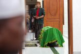 Warga bersiap menshalatkan jenazah santri Pondok Pesantren (Ponpes) Al Khoziny bernama A Ibrahim di Surabaya, Jawa Timur, Senin (29/9/2025). Almarhum A Ibrahim meninggal akibat runtuhnya musala Pondok Pesantren (Ponpes) Al Khoziny di Buduran, Sidoarjo pada Senin (29/9). ANTARA Jatim/Didik Suhartono/mas.