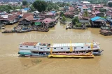 Foto udara perahu yang ditumpangi masyarakat adat membawa replika naga Erau saat ritual mengulur naga pada Puncak Erau Adat Kutai 2025 di Sungai Mahakam, Samarinda, Kalimantan Timur, Minggu (28/9/2025). Ritual mengulur replika naga laki dan bini (perempuan) di hulu Sungai Mahakam yang berada di kawasan Kutai Lama, Kecamatan Anggana itu merupakan bentuk penyucian diri dan memohon perlindungan dari unsur jahat, baik yang tampak maupun tidak. Antara Kaltim/M Risyal Hidayat