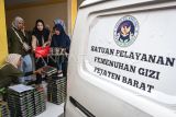 Wali murid menyiapkan ompreng berisi makanan yang akan dibagikan kepada siswa di SDN Pejaten Barat 1 Pagi, Jakarta, Selasa (30/9/2025). Pihak sekolah melibatkan komite orang tua murid untuk membantu guru dalam pendistribusian makanan dalam program makan bergizi gratis (MBG) kepada 580 siswa sekaligus melakukan pengawasan langsung agar menjamin mutu kesehatan makanan yang akan dikonsumsi siswa. ANTARA FOTO/Sulthony Hasanuddin/tom.