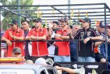 Kendaraan parkir saat parade MotoGP tak seramai akhir pekan