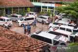 Mobil ambulance terparkir sebelum mengevakuasi siswa korban diduga keracunan makan bergizi gratis (MBG) menjalani perawatan medis di SMP Negeri 3 Kota Banjar, Jawa Barat, Rabu (1/10/2025). Dinas Kesehatan Kota Banjar mengevakuasi siswa yang diduga keracunan MBG untuk dilakukan penangan dan perawatan di rumah sakit RSU Banjar Patroman, RSUD Banjar, dan Mitra Idaman. ANTARA FOTO/Adeng Bustomi/agr