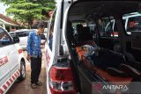 Siswa korban diduga keracunan makan bergizi gratis (MBG) berada di dalam mobil ambulance saat dievakuasi di SMP Negeri 3 Kota Banjar, Jawa Barat, Rabu (1/10/2025). Dinas Kesehatan Kota Banjar mengevakuasi siswa yang diduga keracunan MBG untuk dilakukan penangan dan perawatan di rumah sakit RSU Banjar Patroman, RSUD Banjar, dan Mitra Idaman. ANTARA FOTO/Adeng Bustomi/agr