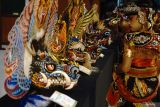 Sejumlah penari cilik menyempatkan waktu melihat pameran benda budaya topeng barongan sebelum pentas di ajang Festival Jaranan Trenggalek Terbuka (FJTT) ke-29, Trenggalek, Jawa Timur, Selasa (30/9/2025). Pameran ini digelar agar masyarakat mengenali kesenian jaranan dan barongan tidak hanya lewat pertunjukan panggung, tetapi juga melalui objek visual, artefak, dan dokumentasi sejarah. ANTARA Jatim/Destyan Sujarwoko/mas.