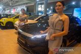 Model berdiri disamping kendaraan yang dipajang dalam pameran otomotif Gaikindo Indonesia International Auto Show (GIIAS) 2025 di Sudirman Grand Ballroom, Bandung, Jawa Barat, Rabu (1/10/2025). Pameran otomotif yang berlangsung hingga 5 Oktober 2025 tersebut menampilkan 18 merek kendaraan bermotor dengan target nilai transaksi Rp195 miliar sekaligus memperkuat posisi strategis Jawa Barat dalam pertumbuhan industri otomotif. ANTARA FOTO/Novrian Arbi/agr
