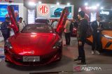 Pengunjung melihat mobil listrik sport yang dipajang dalam pameran otomotif Gaikindo Indonesia International Auto Show (GIIAS) 2025 di Sudirman Grand Ballroom, Bandung, Jawa Barat, Rabu (1/10/2025). Pameran otomotif yang berlangsung hingga 5 Oktober 2025 tersebut menampilkan 18 merek kendaraan bermotor dengan target nilai transaksi Rp195 miliar sekaligus memperkuat posisi strategis Jawa Barat dalam pertumbuhan industri otomotif. ANTARA FOTO/Novrian Arbi/agr