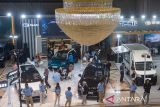 Pengunjung melihat spesifikasi kendaraan yang dipajang dalam pameran otomotif Gaikindo Indonesia International Auto Show (GIIAS) 2025 di Sudirman Grand Ballroom, Bandung, Jawa Barat, Rabu (1/10/2025). Pameran otomotif yang berlangsung hingga 5 Oktober 2025 tersebut menampilkan 18 merek kendaraan bermotor dengan target nilai transaksi Rp195 miliar sekaligus memperkuat posisi strategis Jawa Barat dalam pertumbuhan industri otomotif. ANTARA FOTO/Novrian Arbi/agr