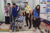 Korban keracunan makan bergizi gratis dibawa menggunakan kursi roda saat dirawat di Rumah Sakit Umum Banjar Patroman, Kota Banjar, Jawa Barat, Rabu (1/10/2025). Sebanyak 68 siswa SMP Negeri 3 Kota Banjar mengalami keracunan yang diduga akibat menyantap hidangan makan bergizi gratis. ANTARA FOTO/Adeng Bustomi/agr