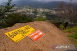 Warga melihat kawasan Cibodas, Kabupaten Bandung Barat dari puncak Bukit Patahan Lembang di ketinggian 1.515 mdpl di kawasan Cimenyan, Kabupaten Bandung, Jawa Barat, Rabu (1/10/2025). Peneliti Gempa Bumi Badan Riset dan Inovasi Nasional (BRIN) memperkirakan siklus gempa besar di patahan aktif sepanjang hampir 29 kilometer terjadi setiap 170â670 tahun sekali yang bisa terjadi paling lambat sekitar tahun 2170 namun mengimbau pemerintah dan masyarkat harus tetap waspada dan terus membekali edukasi mitigasi bencana karena mulai adanya pergeseran dari pergeseran di beberapa lokasi mencapai 460 meter. ANTARA FOTO/Novrian Arbi/agr
