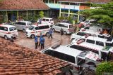 Mobil ambulance terparkir saat evakuasi siswa korban keracunan makanan program makan bergizi gratis (MBG) di SMP Negeri 3 Kota Banjar, Jawa Barat, Rabu (1/10/2025). Dinas Kesehatan Kota Banjar mengevakuasi siswa korban yang diduga keracunan makanan program MBG untuk dilakukan penanganan dan perawatan di rumah sakit RSU Banjar Patroman, RSUD Banjar, dan Mitra Idaman. ANTARA FOTO/Adeng Bustomi/wsj.