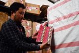 Petugas bea cukai memperlihatkan rokok ilegal (tanpa pita cukai) hasil sitaan di kantor Bea Cukai Madiun, Jawa Timur, Rabu (1/10/2025). Tim Bea Cukai Madiun menangkap pengemudi truk boks serta menyita rokok ilegal sebanyak 1,5 juta batang saat diangkut dari Madura menuju Jawa Barat di jalan tol ruas Ngawi-Kertosono, Minggu (21/9) yang mengakibatkan kerugian negara Rp1,5 miliar, dan saat ini masih dalam pengembangan penyelidikan. ANTARA Jatim/Siswowidodo/mas.