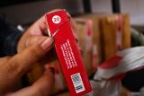 Petugas bea cukai memperlihatkan rokok ilegal (tanpa pita cukai) hasil sitaan di kantor Bea Cukai Madiun, Jawa Timur, Rabu (1/10/2025). Tim Bea Cukai Madiun menangkap pengemudi truk boks serta menyita rokok ilegal sebanyak 1,5 juta batang saat diangkut dari Madura menuju Jawa Barat di jalan tol ruas Ngawi-Kertosono, Minggu (21/9) yang mengakibatkan kerugian negara Rp1,5 miliar, dan saat ini masih dalam pengembangan penyelidikan. ANTARA Jatim/Siswowidodo/mas.