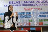 Pemateri memberikan penjelasan di hadapan peserta saat lokakarya pembuatan media budidaya ikan lele menggunakan bekas galon air di Kelurahan Singonegaran, Kota Kediri, Jawa Timur, Kamis (2/10/2025). Program hibah pengabdian Stikes Ganesha Husada dari Kementerian Pendidikan Tinggi Sains dan Teknologi tersebut sebagai upaya pemberdayaan lansia melalui pemanfaatan bekas galon air pada lahan ukuran terbatas untuk ketahanan pangan di lingkungan perkotaan. Antara Jatim/Prasetia Fauzani/um
