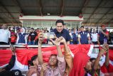 Menpora Erick Thohir (tengah) berfoto dengan sejumlah anak pada pertandingan Piala Presiden 2025 di Gelora 10 November, Surabaya, Jawa Timur, Kamis (2/10/2025). Turnamen sepak bola yang mempertandingkan dua kategori dari kelompok umur 12 dan 15 tahun tersebut diikuti 522 peserta dari 18 kota/kabupaten dari seluruh Indonesia sebagai ajang pengembangan sepak bola usia muda. Antara Jatim/Rizal Hanafi/um