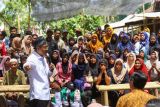 Menteri Sosial Saifullah Yusuf (kiri) berdialog bersama warga penerima manfaat Bantuan Sosial (Bansos) di Sumber Manis Suko, Banyuwangi, Jawa Timur, Kamis (2/10/2025). Kunjungan Kerja itu, untuk meninjau langsung progres pelaksanaan dan capaian pendaftaran Digitalisasi Bansos melalui aplikasi Portal Perlinsos yang memungkinkan pendaftaran mandiri maupun melalui agen perlinsos ditingkat desa dan kelurahan. Antara Jatim/Budi Candra Setya/um