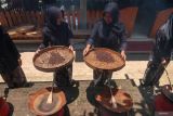 Warga mengolah biji kopi secara tradisional di Kampung Kopi Lerek Gombengsari, Banyuwangi, Jawa Timur, Kamis (2/10/2025). Dewan Ekonomi Nasional berencana melakukan riset sekaligus membangun laboratorium pengembangan kopi, karena ekosistem pertanian di kawasan tersebut telah terintegrasi dengan peternakan sehingga lebih berkelanjutan. Antara Jatim/Budi Candra Setya/um