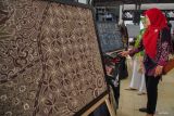 Sejumlah pengunjung menyaksikan pameran batik saat peringatan Hari Batik Nasional di Pendopo Arya Wiraraja, Lumajang, Jawa Timur, Kamis (2/10/2025). Gelaran pameran dan canting bersama yang diikuti puluhan perajin batik tersebut menampilkan 20 karya batik khas Lumajang dalam rangka memperingati Hari Batik Nasional. ANTARA Jatim/Irfan Sumanjaya/mas.