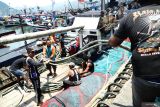 Nelayan menaikkan tali tambang rumpon ke atas geladak kapal di Pelabuhan Perikanan Nusantara (PPN) Prigi, Trenggalek, Jawa Timur, Kamis (2/10/2025). Rumpon sepanjang rata-rata 2.500 meter itu dipasang di laut lepas untuk mengumpulkan ikan pelagis, di tengah isu maraknya rumpon ilegal dan perlunya pengaturan zonasi agar penangkapan ikan tetap berkelanjutan. ANTARA Jatim/Destyan Sujarwoko/mas.