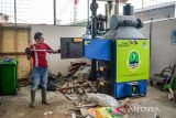 Petugas memasukan sampah residu ke dalam mesin insinerator di kawasan permukiman Tamansari, Bandung, Jawa Barat, Kamis (2/10/2025). Pemerintah Kota Bandung mulai memperketat penggunaan mesin insinerator setelah kebijakan Kementerian Lingkungan Hidup yang akan melarang alat pembakaran sampah tersebut karena menimbulkan polusi. ANTARA FOTO/Raisan Al Farisi/agr
