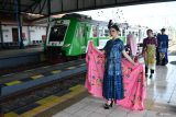 Model memperagakan busana batik saat peringatan Hari Batik Nasional di Stasiun Kereta Api Madiun, Jawa Timur, Kamis (2/10/2025). PT KAI Daerah Operasi 7 Madiun menggelar peringatan hari batik nasional dengan menampilkan peragaan busana batik tersebut dimaksudkan untuk mengangkat citra batik sebagai warisan budaya. ANTARA Jatim/Siswowidodo/mas.