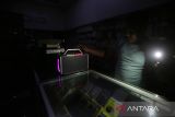 Pedagang mengemaskan  barang elektronik dengan bantuan penerangan handphone saat terjadi pemadaman listrik di  pusat perbelanjaan Pasar Keutapang, Kabupaten Aceh Besar, Aceh, Rabu (1/10/2025). PLN Unit Induk Wilayah Aceh, menyatakan pemadaman listrik bergilir yang terjadi sejak Senin (29/9/2025)  hingga saat ini di daerah itu karena  gangguan  Interkoneksi di kabupaten Bireuen - PT Arun Lhokseumawe dan di PLTU kabupaten Nagan Raya dan petugas PLN di lapangan masih terus berupaya  untuk melakukan pemulihan sistem  kelistrikan di Aceh . ANTARA FOTO/Ampelsa
