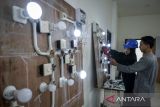 Peserta mengukur arus listrik instalasi penerangan rumah saat pelatihan instalasi listrik di Balai Latihan Kerja Cipondoh, Kota Tangerang, Banten, Jumat (3/10/2025). Kementerian Ketenagakerjaan menargetkan melatih sebanyak 60 ribu peserta selama Oktober 2025 dalam rangka memperingati Bulan Pelatihan Vokasi Nasional (BPVN) melalui 21 Unit Pelaksana Teknis Pusat (UPTP) se-Indonesia, Unit Pelaksana Teknis Pusat Balai Pelatihan Vokasi dan Produktivitas (UPT BPVP) serta Unit Pelaksana Teknis Daerah Balai Latihan Kerja (UPTD BLK) guna membangun SDM unggul dan berdaya saing. ANTARA FOTO/Putra M. Akbar/gp