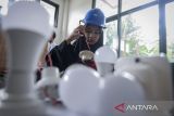 Peserta memasang kabel lampu saat pelatihan instalasi listrik di Balai Latihan Kerja Cipondoh, Kota Tangerang, Banten, Jumat (3/10/2025). Kementerian Ketenagakerjaan menargetkan melatih sebanyak 60 ribu peserta selama Oktober 2025 dalam rangka memperingati Bulan Pelatihan Vokasi Nasional (BPVN) melalui 21 Unit Pelaksana Teknis Pusat (UPTP) se-Indonesia, Unit Pelaksana Teknis Pusat Balai Pelatihan Vokasi dan Produktivitas (UPT BPVP) serta Unit Pelaksana Teknis Daerah Balai Latihan Kerja (UPTD BLK) guna membangun SDM unggul dan berdaya saing. ANTARA FOTO/Putra M. Akbar/gp