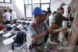 Peserta membuat instalasi penerangan rumah saat pelatihan instalasi listrik di Balai Latihan Kerja Cipondoh, Kota Tangerang, Banten, Jumat (3/10/2025). Kementerian Ketenagakerjaan menargetkan melatih sebanyak 60 ribu peserta selama Oktober 2025 dalam rangka memperingati Bulan Pelatihan Vokasi Nasional (BPVN) melalui 21 Unit Pelaksana Teknis Pusat (UPTP) se-Indonesia, Unit Pelaksana Teknis Pusat Balai Pelatihan Vokasi dan Produktivitas (UPT BPVP) serta Unit Pelaksana Teknis Daerah Balai Latihan Kerja (UPTD BLK) guna membangun SDM unggul dan berdaya saing. ANTARA FOTO/Putra M. Akbar/gp