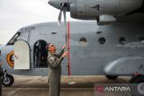 Pilot pesawat Casa NC 212 TNI AL, Mayor Laut (P) Suryadinata memeriksa baling-baling pesawat sebelum mengikuti gladi bersih HUT Ke-80 TNI di Bandara Husein Sastranegara, Bandung, Jawa Barat, Jumat (3/10/2025). Sebanyak 10 pesawat Casa NC 212 milik TNI AU dan TNI AL dengan Call Sign Wallet Flight mengikuti gladi bersih HUT Ke-80 TNI dengan melakukan terbang formasi yang lepas landas dari Bandara Husein Sastranegara menuju Lapangan Monas, Jakarta yang dipimpin oleh Letkol Penerbang M. Susilo AdiSaputro komandan squadron 4 dari TNI AU. ANTARA FOTO/Raisan Al Farisi/agr
