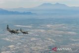 Pesawat Casa NC 212 TNI AU melakukan terbang formasi di atas langit Kabupaten Purwakarta saat mengikuti gladi bersih HUT Ke-80 TNI di Jawa Barat, Jumat (3/10/2025). Sebanyak 10 pesawat Casa NC 212 milik TNI AU dan TNI AL dengan Call Sign Wallet Flight mengikuti gladi bersih HUT Ke-80 TNI dengan melakukan terbang formasi yang lepas landas dari Bandara Husein Sastranegara menuju Lapangan Monas, Jakarta yang dipimpin oleh Letkol Penerbang M. Susilo AdiSaputro komandan squadron 4 dari TNI AU. ANTARA FOTO/Raisan Al Farisi/agr