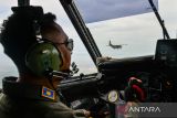 Pilot pesawat Casa NC 212 TNI AL, Mayor Laut (P) Suryadinata mengemudikan pesawat Casa NC 212 saat mengikuti gladi bersih HUT Ke-8 TNI yang lepas landas dari Bandara Husein Sastranegara, Bandung, Jawa Barat, Jumat (3/10/2025). Sebanyak 10 pesawat Casa NC 212 milik TNI AU dan TNI AL dengan Call Sign Wallet Flight mengikuti gladi bersih HUT Ke-80 TNI dengan melakukan terbang formasi yang lepas landas dari Bandara Husein Sastranegara menuju Lapangan Monas, Jakarta yang dipimpin oleh Letkol Penerbang M. Susilo AdiSaputro komandan squadron 4 dari TNI AU. ANTARA FOTO/Raisan Al Farisi/agr
