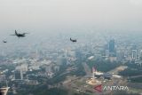 Pesawat Casa NC 212 TNI AU melakukan terbang formasi di atas langit Monas, Jakarta saat mengikuti gladi bersih HUT Ke-80 TNI, Jumat (3/10/2025). Sebanyak 10 pesawat Casa NC 212 milik TNI AU dan TNI AL dengan Call Sign Wallet Flight mengikuti gladi bersih HUT Ke-80 TNI dengan melakukan terbang formasi yang lepas landas dari Bandara Husein Sastranegara menuju Lapangan Monas, Jakarta yang dipimpin oleh Letkol Penerbang M. Susilo AdiSaputro komandan squadron 4 dari TNI AU. ANTARA FOTO/Raisan Al Farisi/agr